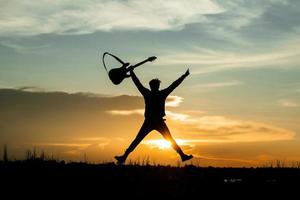 Person springt mit seiner Gitarre foto