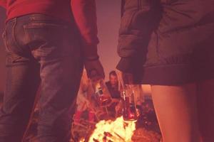 freunde, die sich am herbsttag am strand vergnügen foto