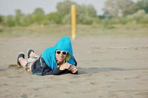 Mann am Strand entspannen foto