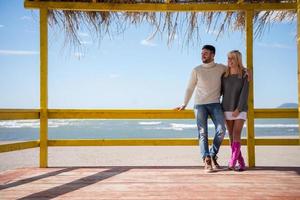 paar chatten und spaß an der strandbar haben foto