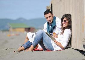 junges Paar beim Picknick am Strand foto