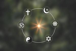 religiöse symbole. christentumskreuz, islamhalbmond, buddhismus dharma rad, hinduismus aum, judentum david star, taoismus yin yang, weltreligionskonzept. Propheten aller Religionen bringen Frieden in die Welt. foto