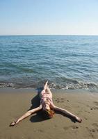 junge Frau am Strand entspannen foto