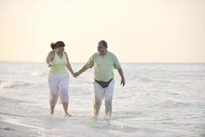 glückliches Seniorenpaar am Strand foto