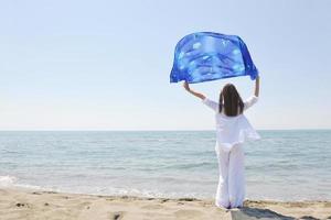 schöne junge Frau am Strand mit Schal foto