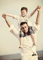 glücklicher vater und sohn haben spaß und genießen die zeit am strand foto