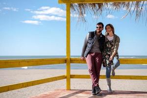 paar chatten und spaß an der strandbar haben foto