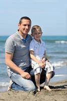 glücklicher vater und sohn haben spaß und genießen die zeit am strand foto