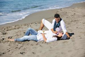 junges Paar beim Picknick am Strand foto