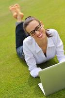 Frau mit Laptop im Park foto