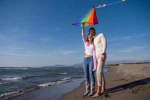 Paar genießt die gemeinsame Zeit am Strand foto