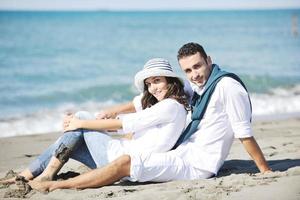 glückliches junges paar hat spaß am schönen strand foto
