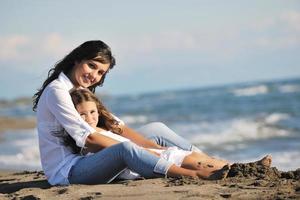 Mutter- und Tochterporträt am Strand foto