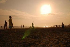 Menschenmenge am Strand foto