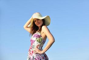 junge Frau am Strand entspannen foto