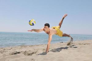 männlicher Beachvolleyballspieler foto