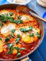 Shakshuka auf einer Keramikplatte foto