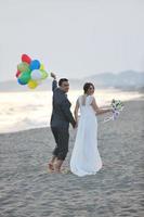 romantische Strandhochzeit bei Sonnenuntergang foto