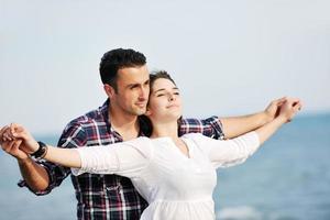 glückliches junges Paar viel Spaß am Strand foto