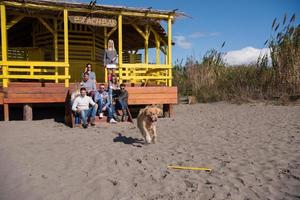 gruppe von freunden, die sich am herbsttag am strand amüsieren foto