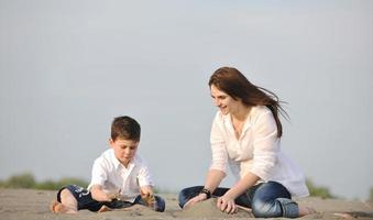 mutter und sohn entspannen am strand foto