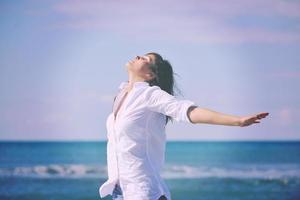 glückliche junge Frau am Strand foto