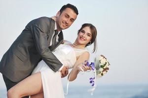 romantische Strandhochzeit bei Sonnenuntergang foto