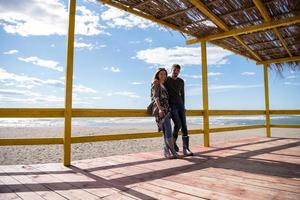 paar chatten und spaß an der strandbar haben foto