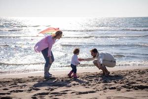 glückliche familie, die urlaub während des herbsttages genießt foto