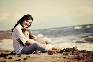 Mutter- und Tochterporträt am Strand foto