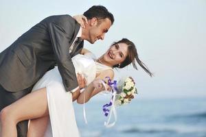 romantische Strandhochzeit bei Sonnenuntergang foto