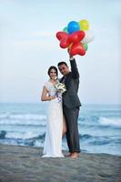 romantische Strandhochzeit bei Sonnenuntergang foto