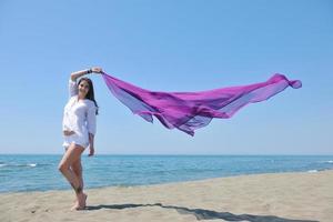 schöne junge Frau am Strand mit Schal foto