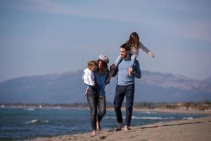 junge familie, die urlaub im herbst genießt foto