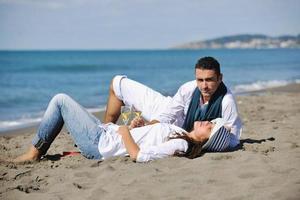 junges Paar beim Picknick am Strand foto