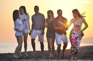 gruppe junger leute genießen sommerfest am strand foto
