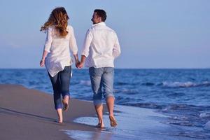 junges paar am strand viel spaß foto