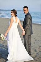 romantische Strandhochzeit bei Sonnenuntergang foto