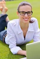 Frau mit Laptop im Park foto