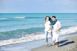 glückliches junges paar hat spaß am schönen strand foto