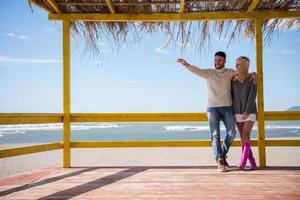 paar chatten und spaß an der strandbar haben foto