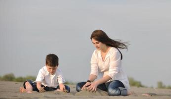 mutter und sohn entspannen am strand foto