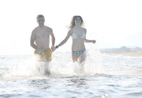 glückliches junges Paar hat romantische Zeit am Strand foto