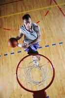 Basketballspieler in der Sporthalle foto