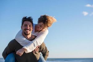 Paar Spaß am Strand im Herbst foto