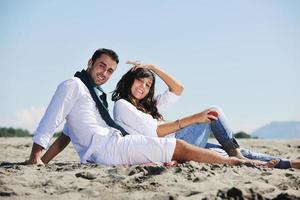 junges Paar beim Picknick am Strand foto