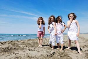 Kinder spielen am Strand foto