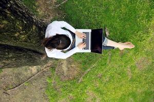 Frau mit Laptop im Park foto