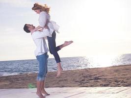 junges paar am strand viel spaß foto