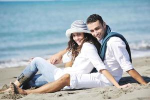 glückliches junges paar hat spaß am schönen strand foto